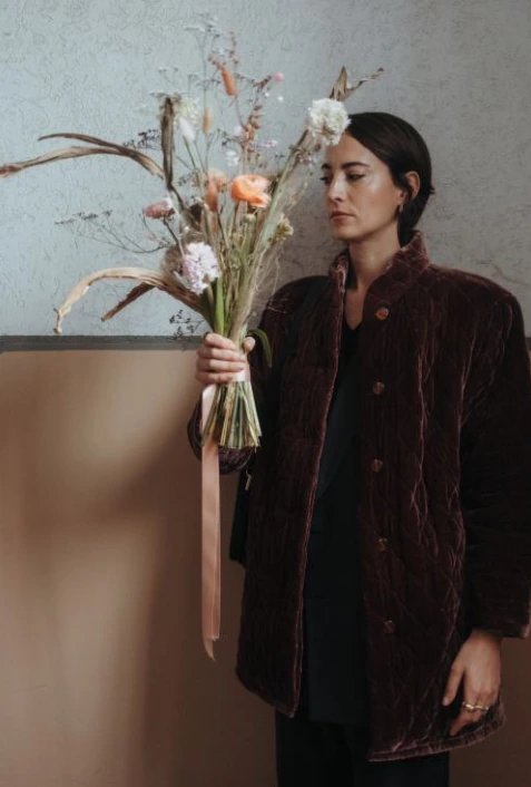 Una donna con un bouquet di fiori