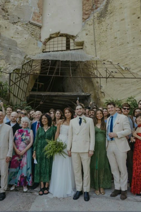 Un gruppo di invitati alla cerimonia