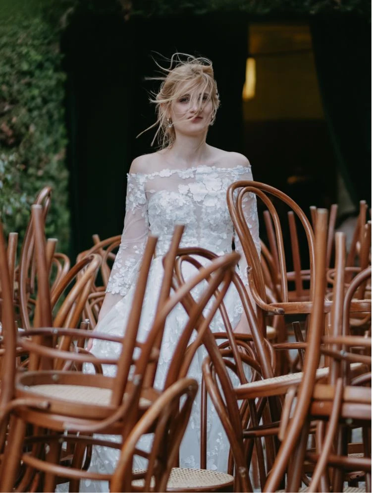 La sposa tra le sedie