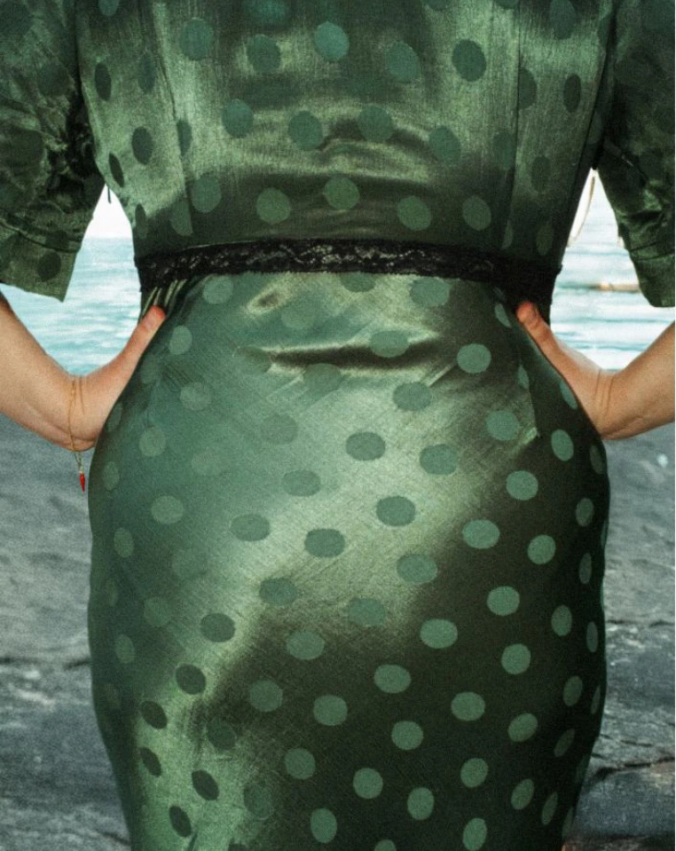 Dettaglio di un abito verde a pois