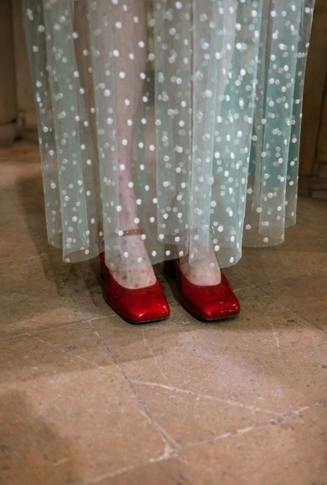 Scarpe rosse sotto un abito trasparente