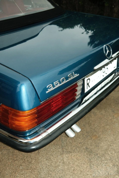 Il dettaglio di una Mercedes blu