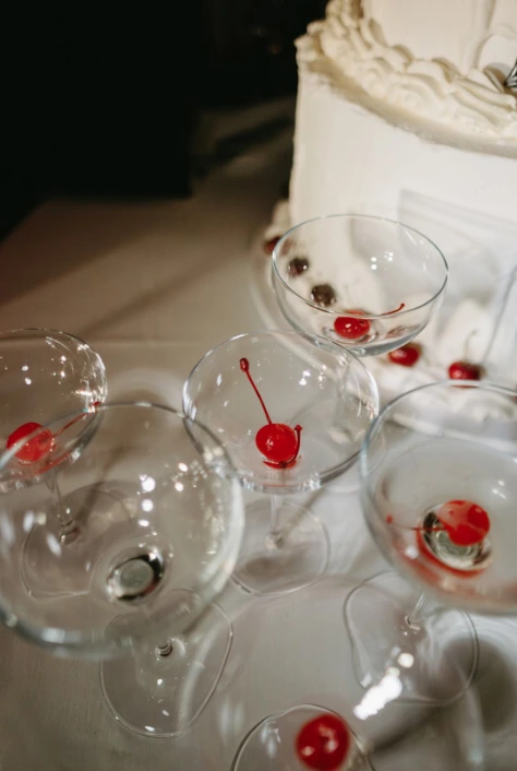 Coppe da cocktail e ciliegie
