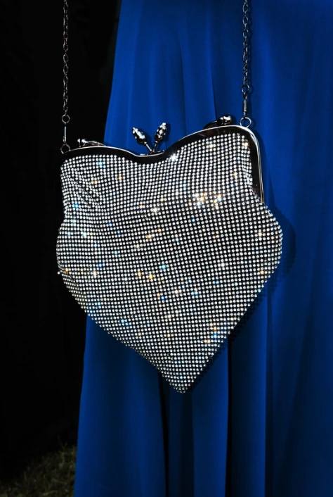 Una borsa gioiello su un abito blu